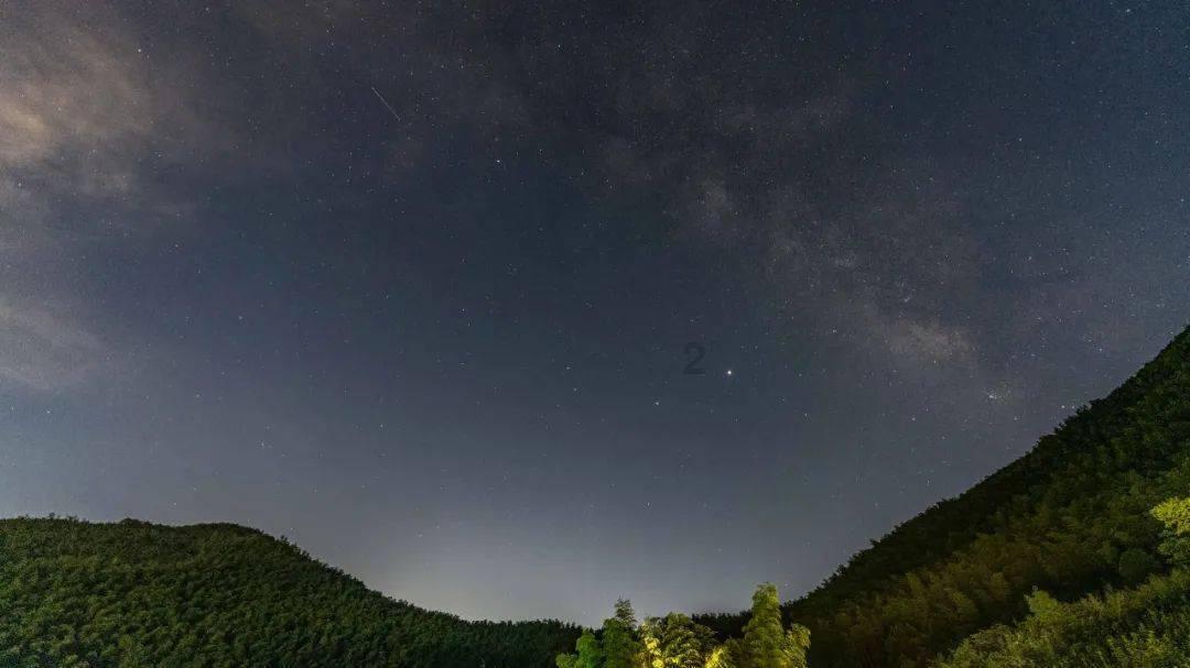 驱车百里 法护绿水青山